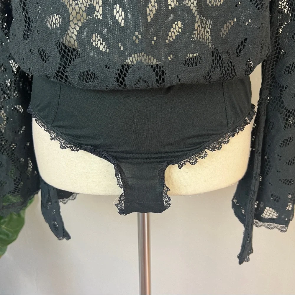 •FREE PEOPLE• NWOT Better with Time Lace‎ Bell Sleeve Bodysuit in Black Size XS